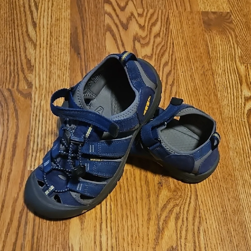 Keen sturdy closed